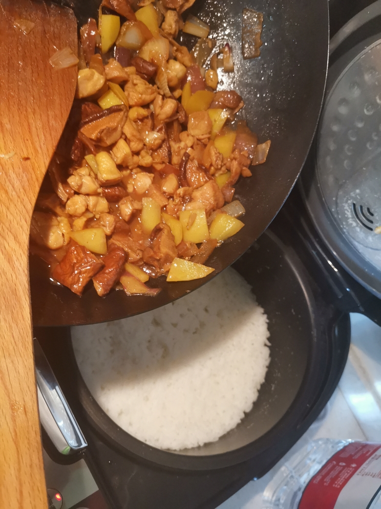 香菇土豆鸡肉焖饭的做法 步骤5