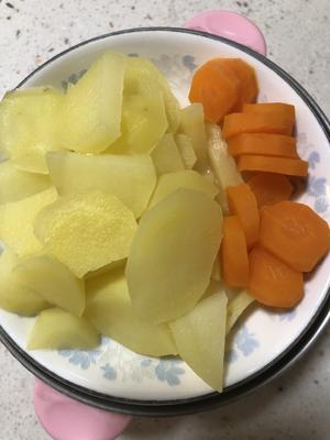 简单的胡萝卜土豆鸡蛋饼的做法 步骤1
