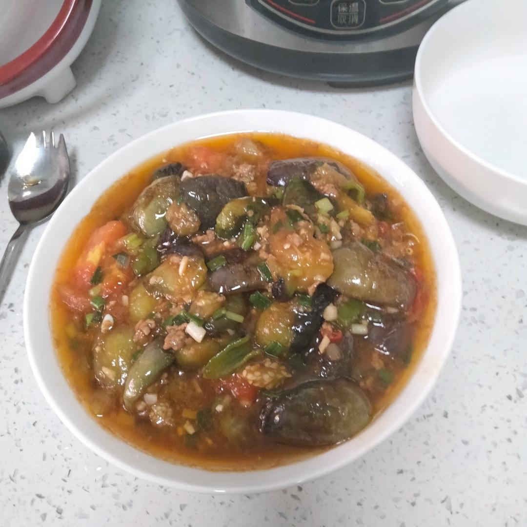 红烧茄子（佐西红柿尖椒）