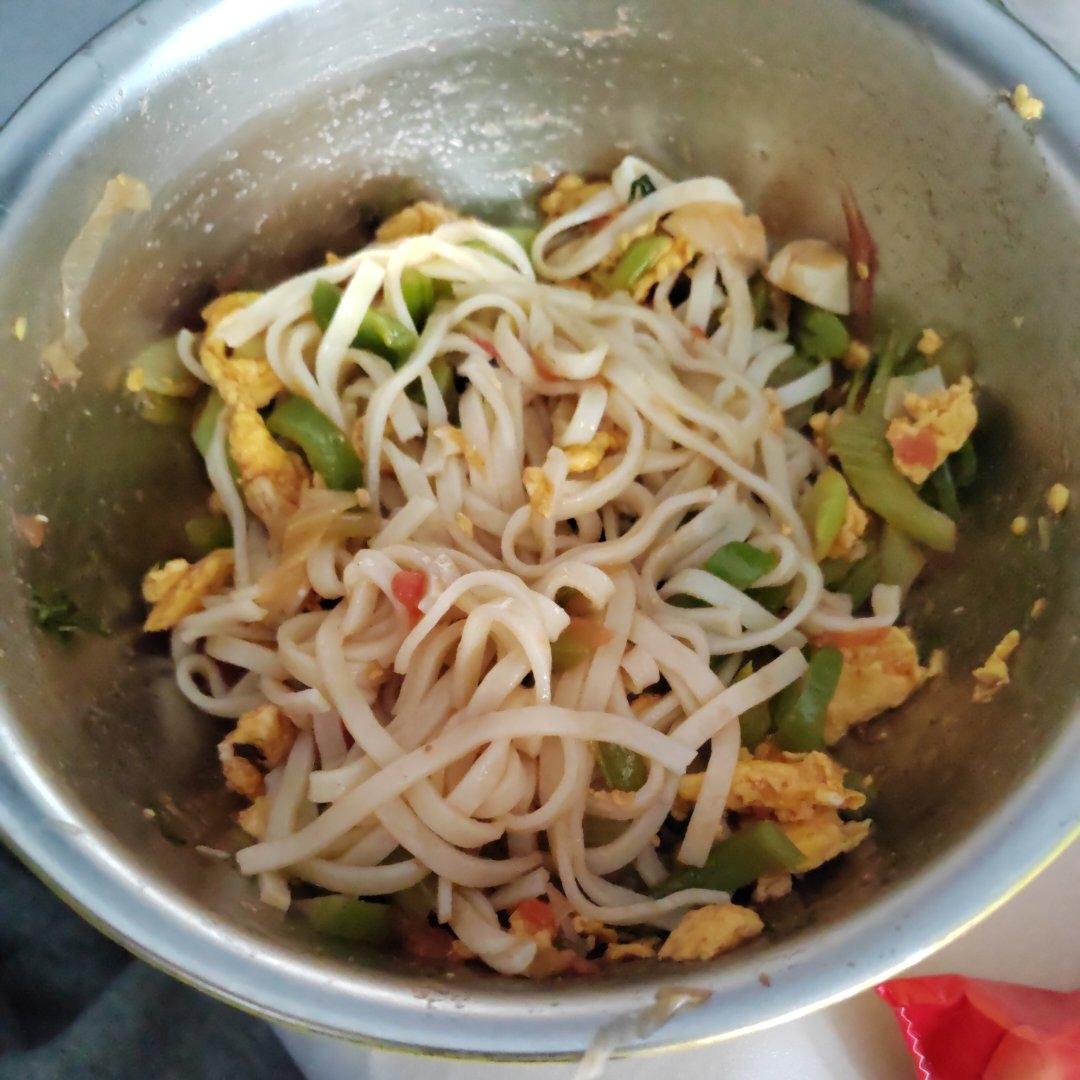 极简美味！番茄芹菜鸡蛋拌面