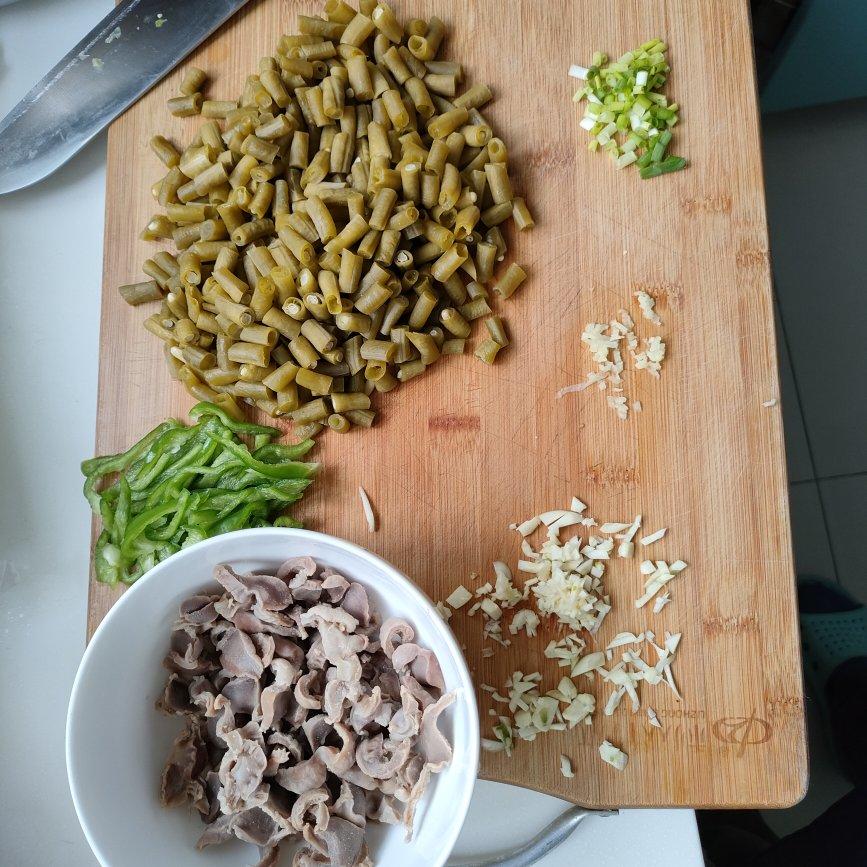 酸豆角炒鸡胗