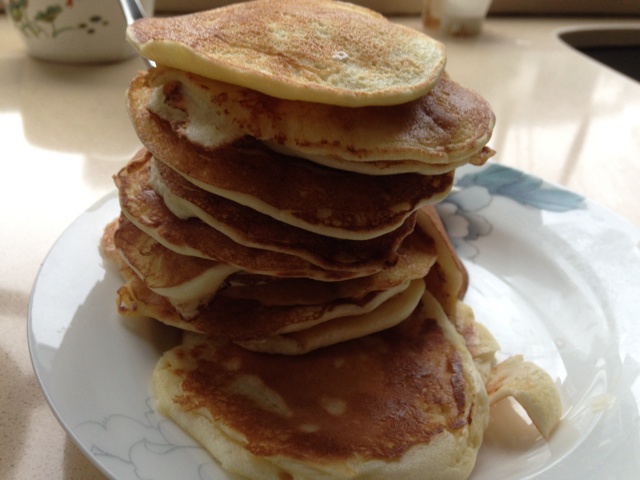 【酸奶松饼yogurt pancake】，搭上黑莓果酱和枫糖的美味。