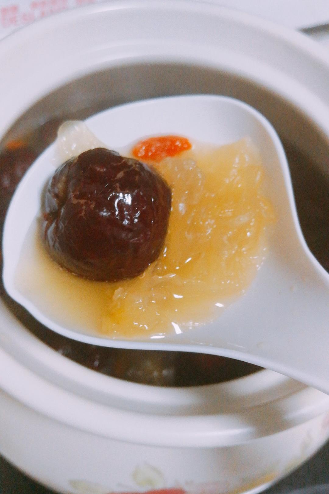 冰糖银耳红枣汤