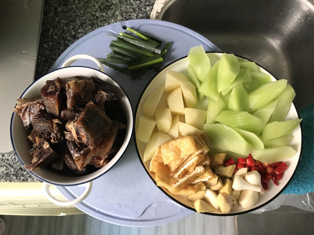 土豆炖腊鸡