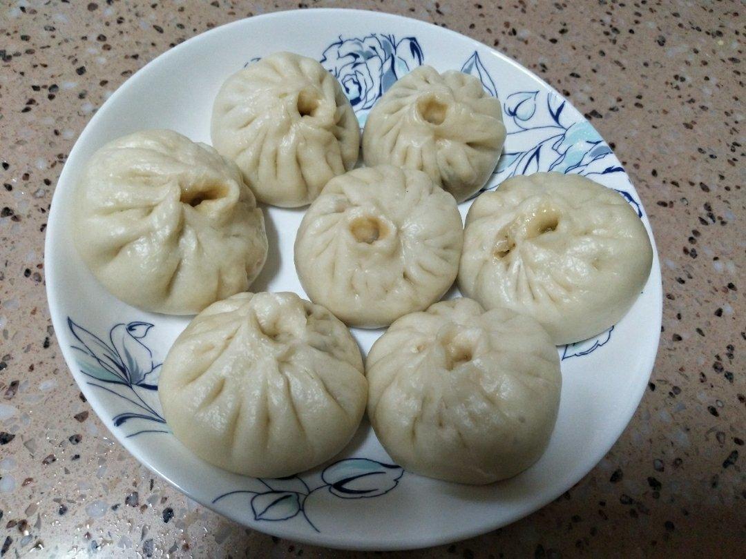 松软的素馅包子