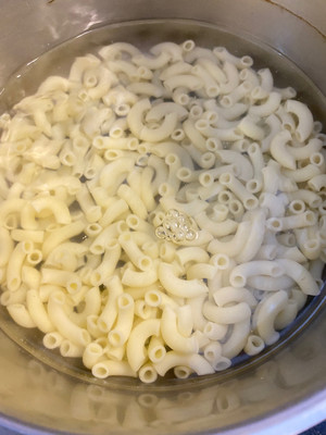 【「茶餐厅」0难度五香肉碎通粉的做法步骤图】_被光选中的人__下厨房