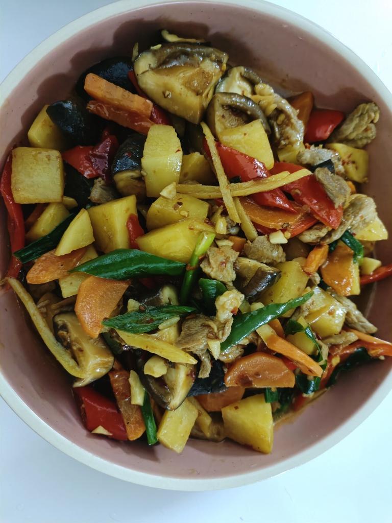 土豆烧肉的做法