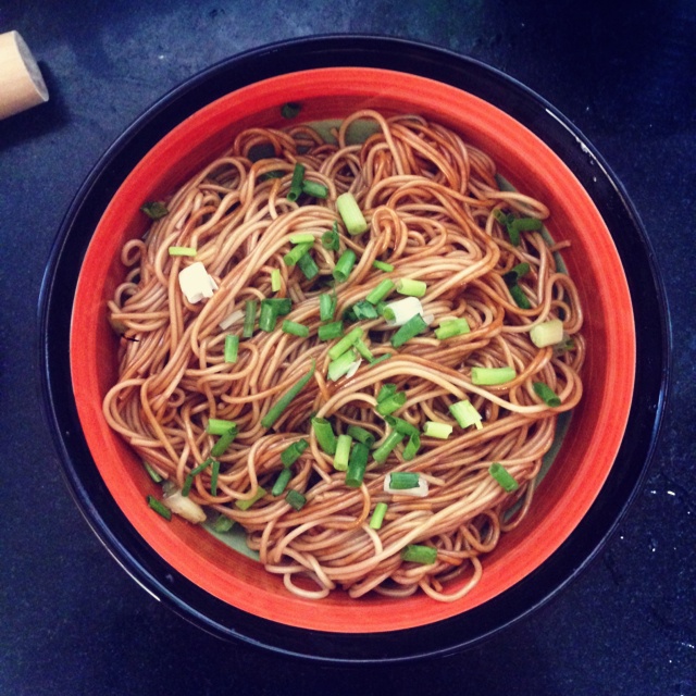 葱爆面—就是汪涵在天天向上里面做的那个啦