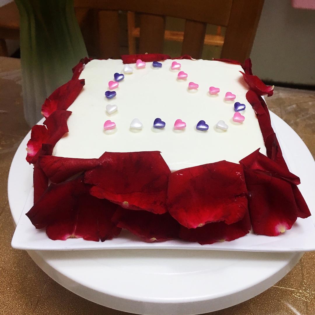 浪漫的玫瑰花瓣蛋糕