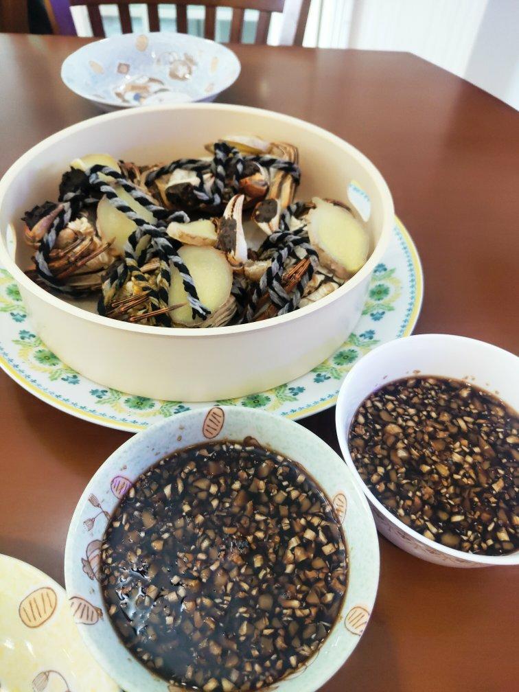 清蒸大闸蟹：附姜醋汁做法