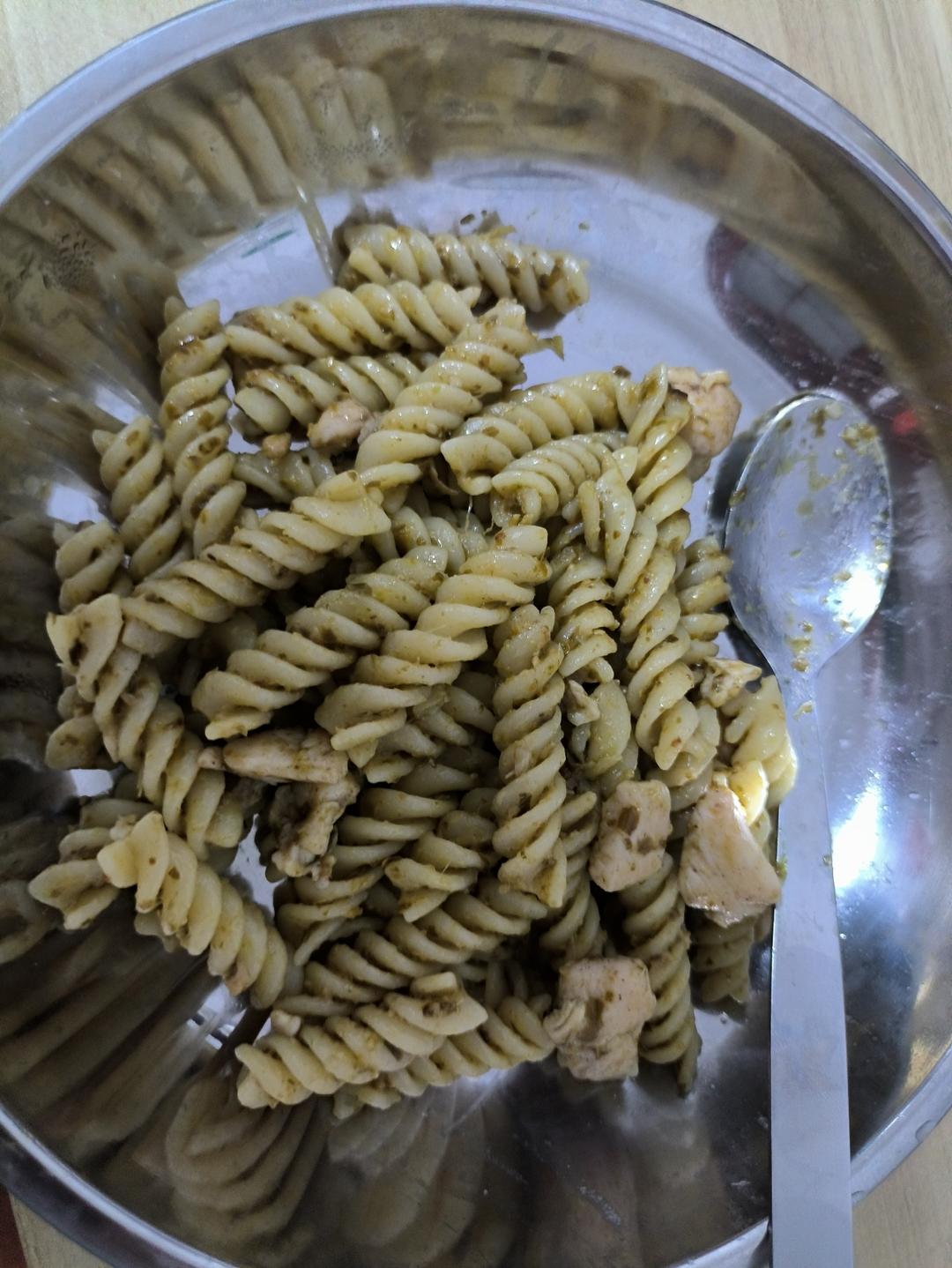 青酱鸡肉意大利面