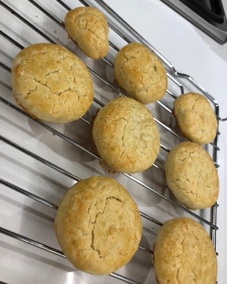 【视频】3分钟 奶油司康Scone(可能是世界上最快手的司康) 消耗淡奶油～