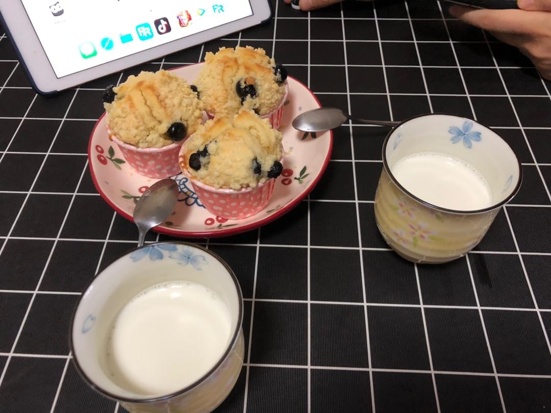 10分钟搞定的蓝莓麦芬，顶着大大的蘑菇头~