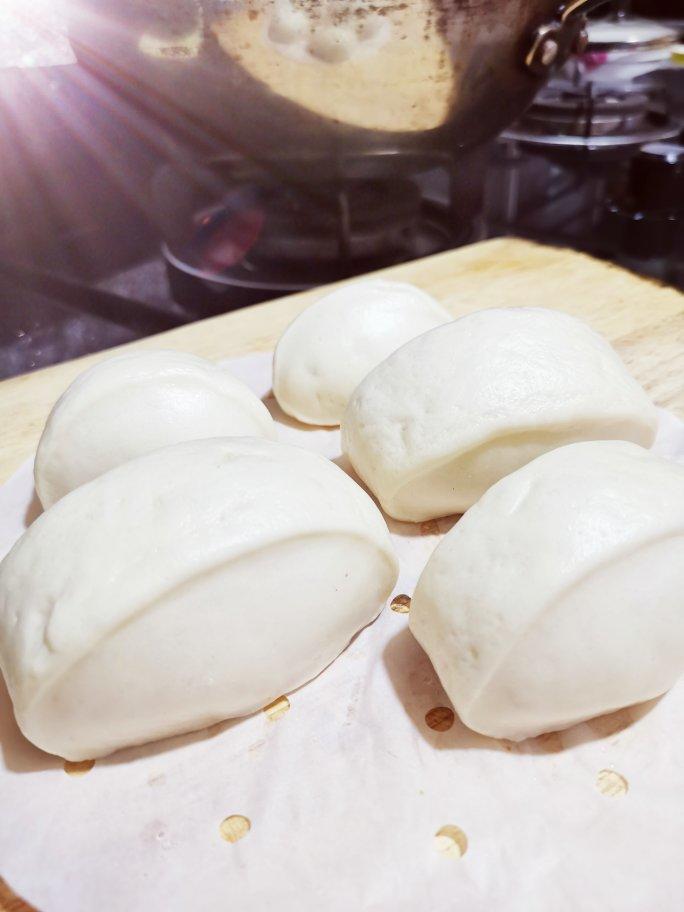 像面包般柔软的奶香馒头（最简单的揉面做法)