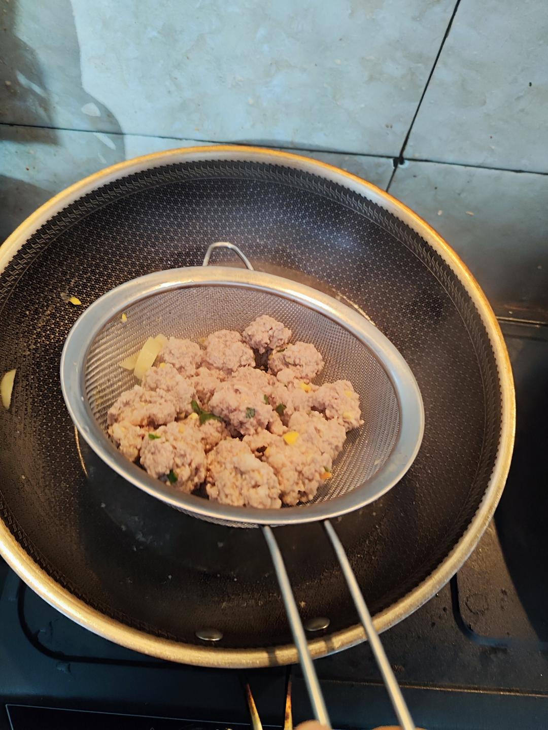 巨鲜美的冬瓜丸子汤