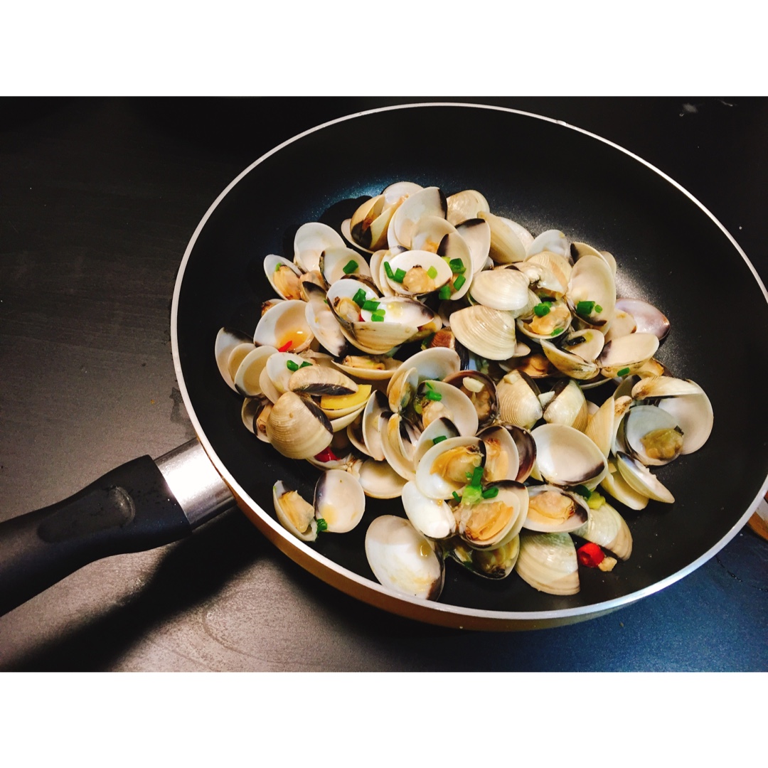 小小小牙签做的蒜蓉炒白贝