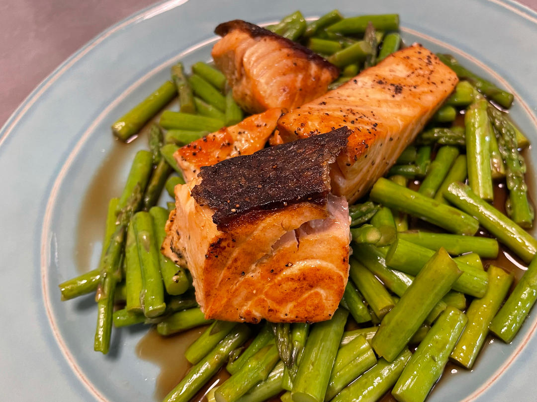 脆皮嫩肉——极致煎三文鱼