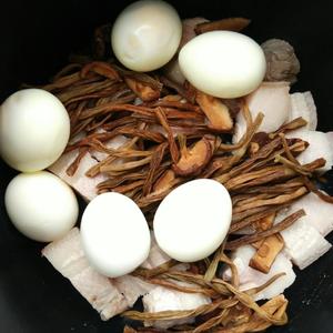 懒人版干豆角卤五花肉鸡蛋的做法 步骤1