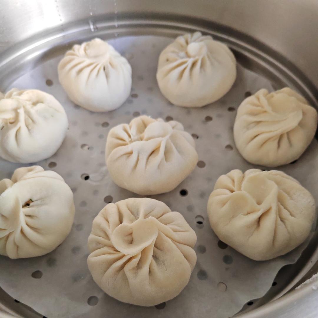 青菜香菇胡萝卜肉丁包子馅，青菜嘎嘣脆，秋冬来上一笼热腾腾的包子
