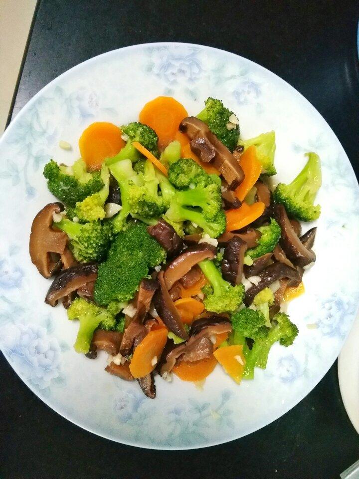 百姓人家——西兰花胡萝卜炒蘑菇