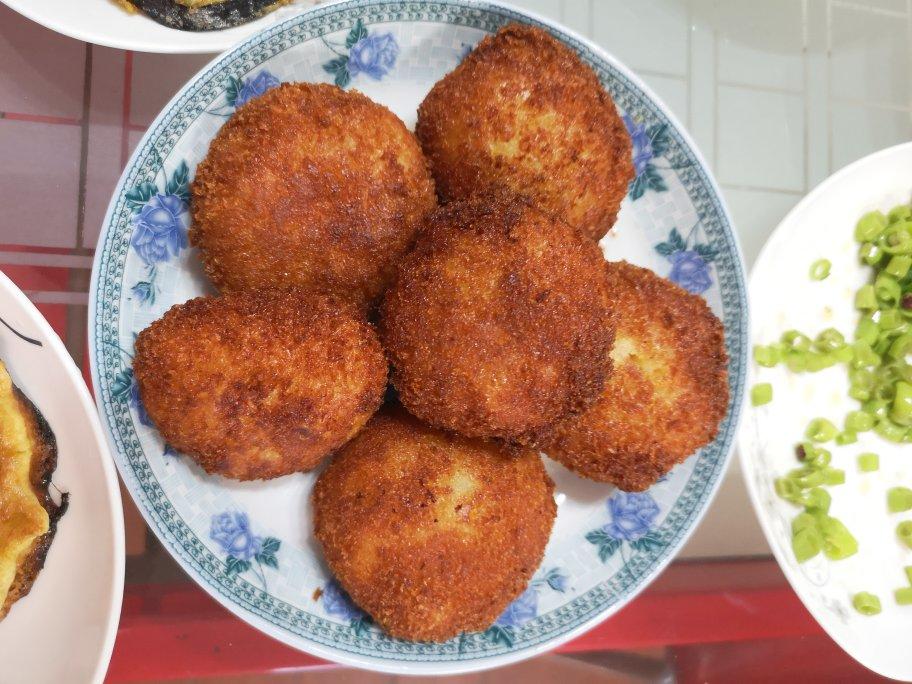 面包糠香酥薯饼
