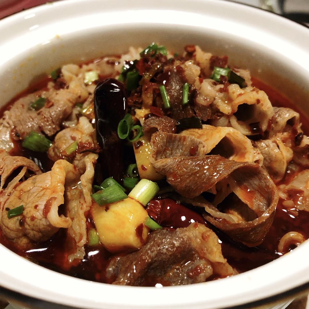 发条是只小猫咪做的麻辣金针肥牛锅