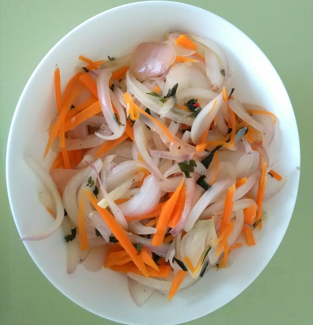 拌饭、卷饼皆可的瘦身小菜——洋葱炒红萝卜