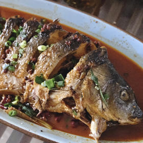 厨师长教你：“干烧鲤鱼”的家常做法，汤汁郁浓，肉嫩软糯