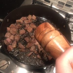 牛肉粒配红酒酱的做法 步骤8