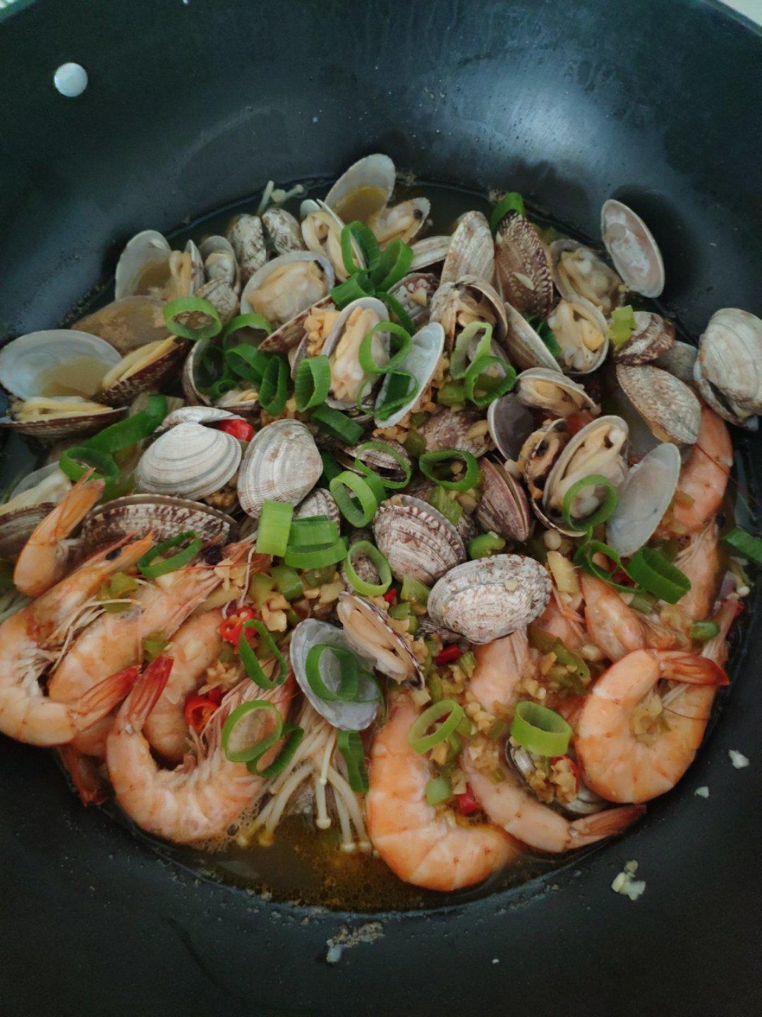 蒜蓉金针菇焖海鲜