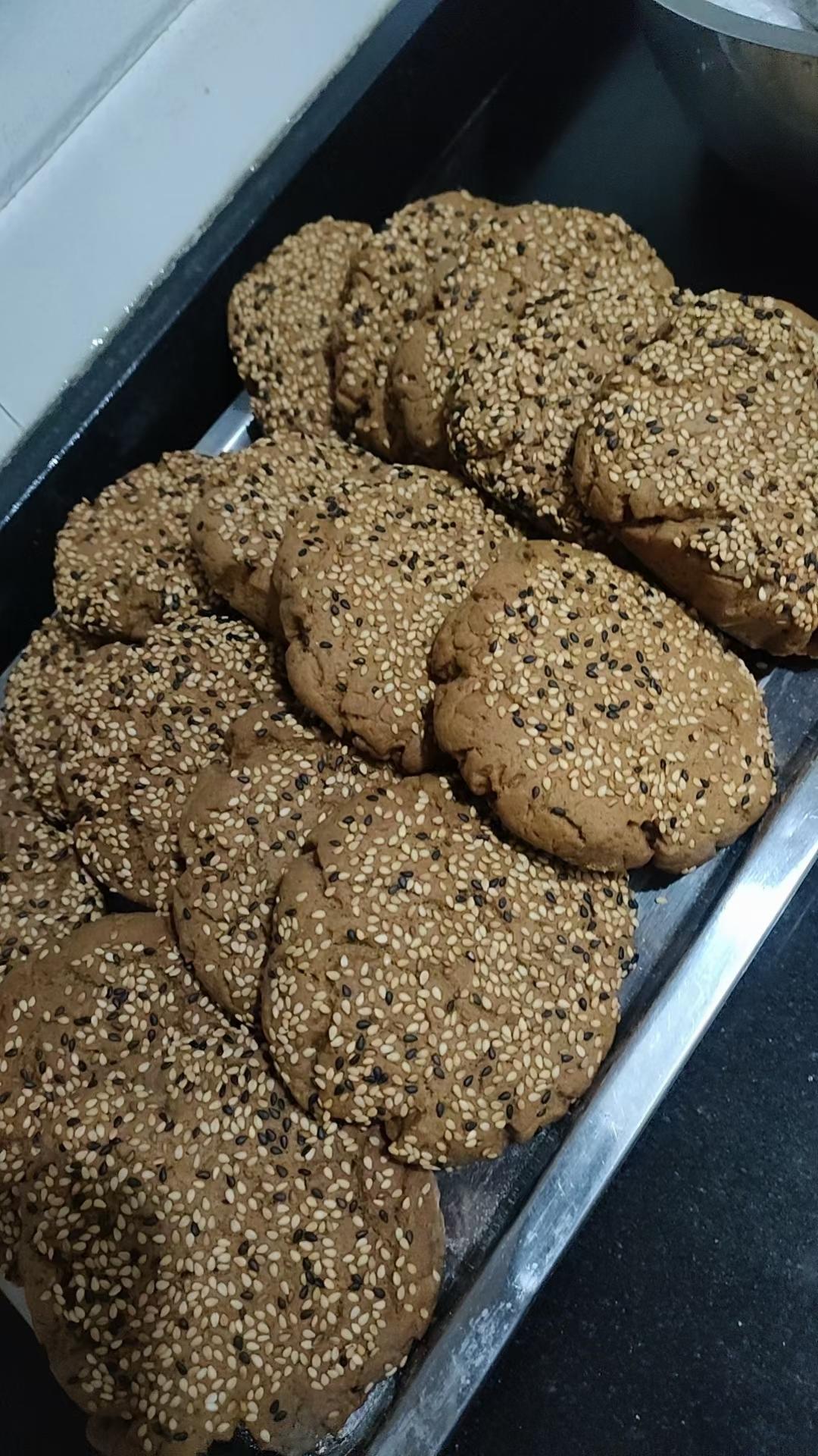 太谷饼     面粉1000克，玉米油300克，蜂蜜100克，泡打粉6克，小苏打6克，盐4克，白糖50克，红糖150克，温水250克