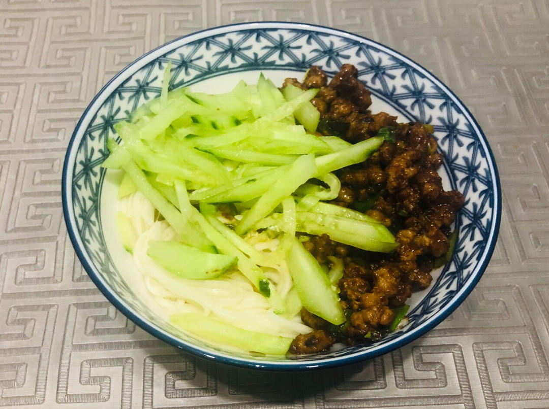 香菇肉酱凉拌面