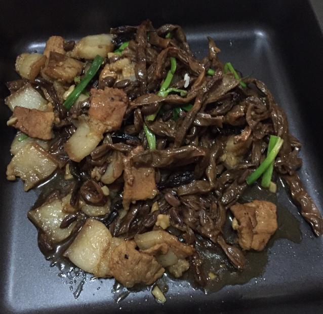 腩肉豆角干的做法