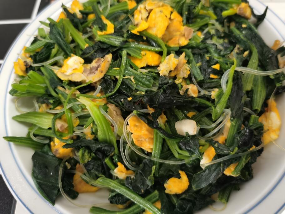 皮皮虾鸡蛋炒菠菜粉丝的做法