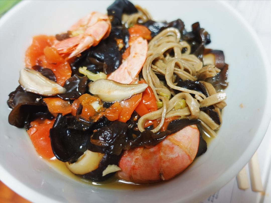 午餐:大虾荞麦打卤面450Kcal