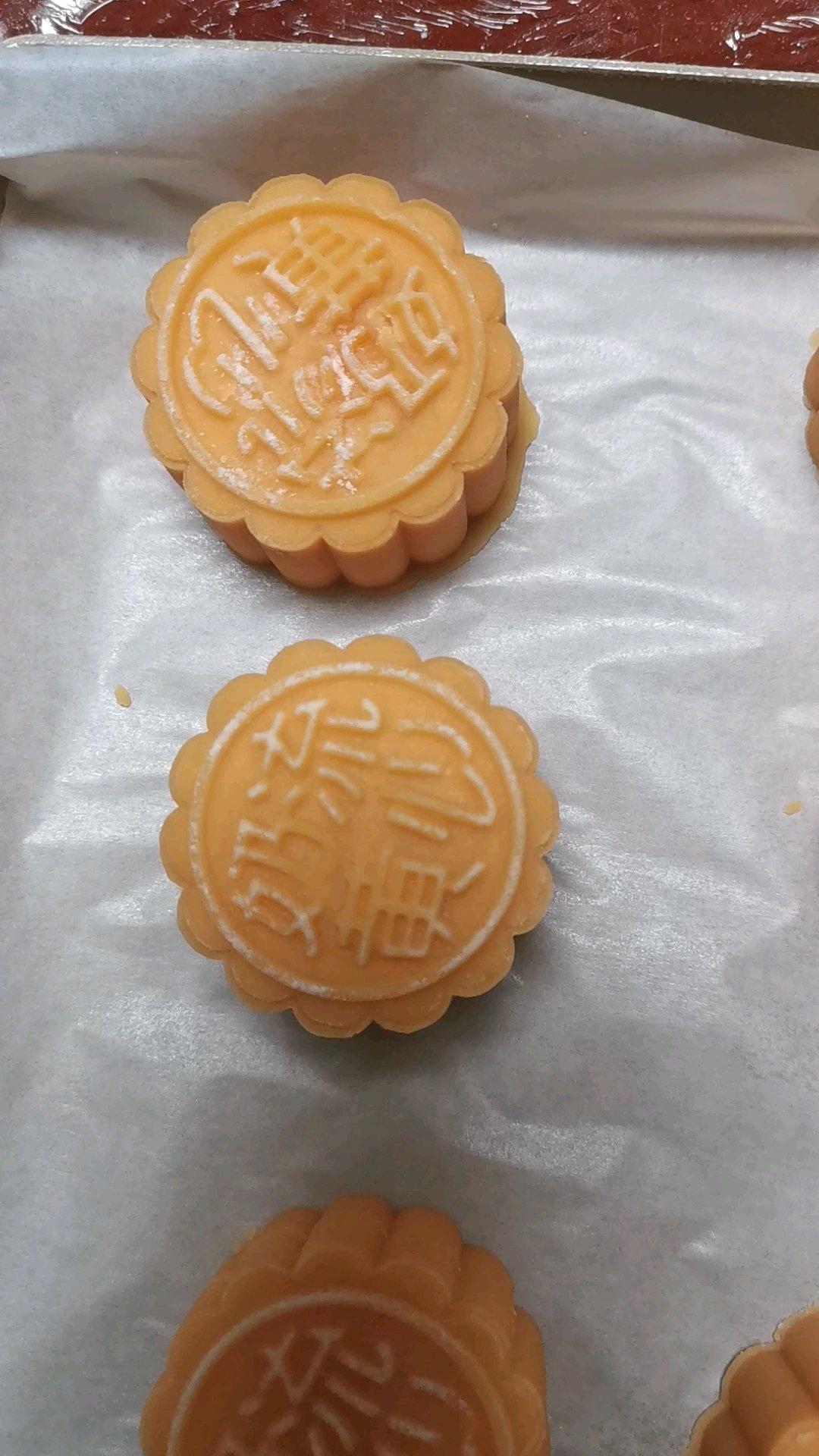 💃奶黄流心月饼——这是可以让你坐稳朋友圈厨霸位置的月饼🥮，没人点赞算我输👎