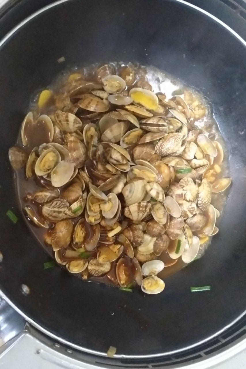 蒜香炒花甲
