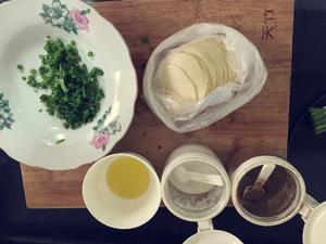 超简单饺子皮葱油饼的做法 步骤1