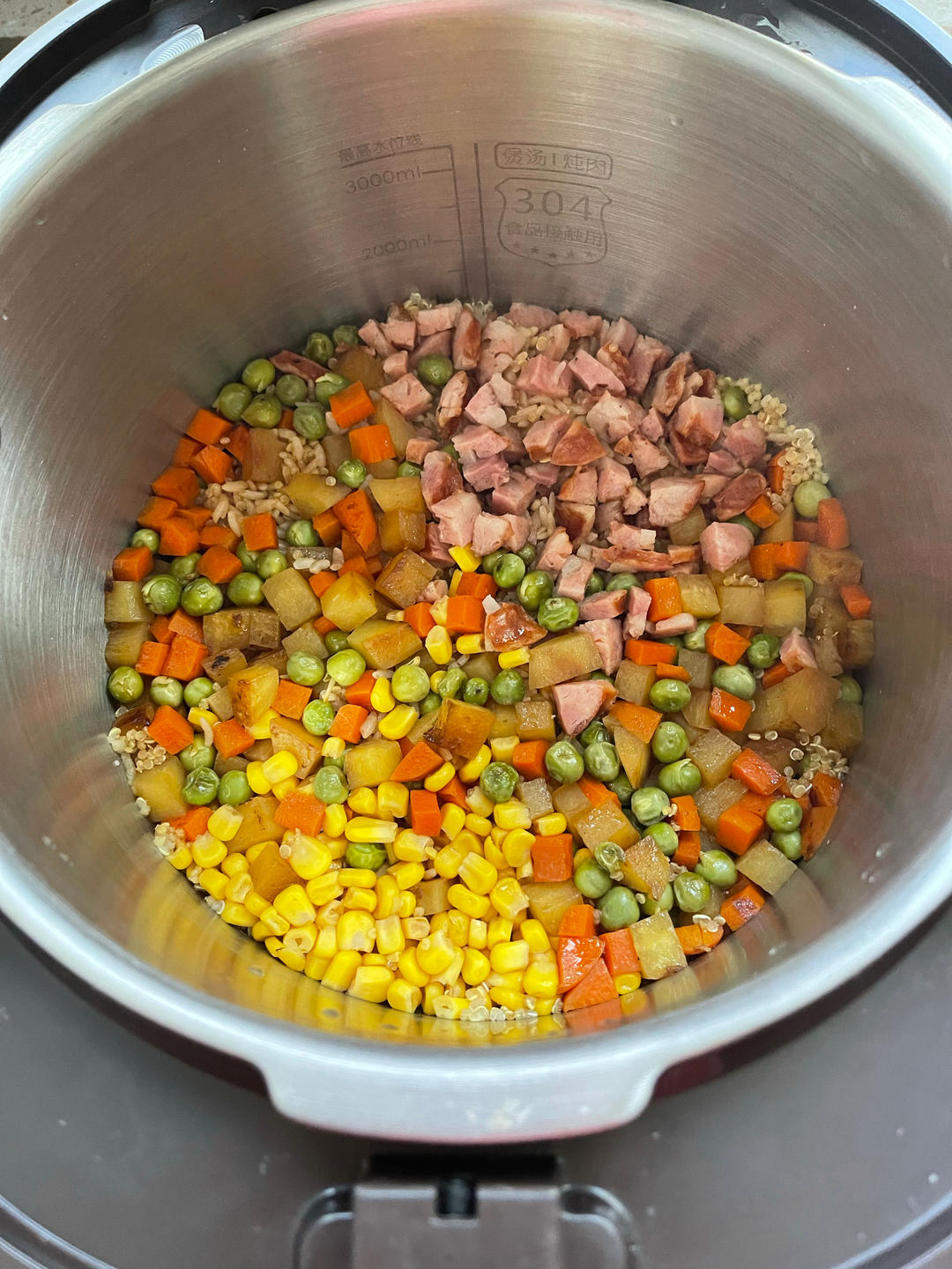 懒人版❗电饭煲土豆腊肠焖饭，好吃到舔盘～