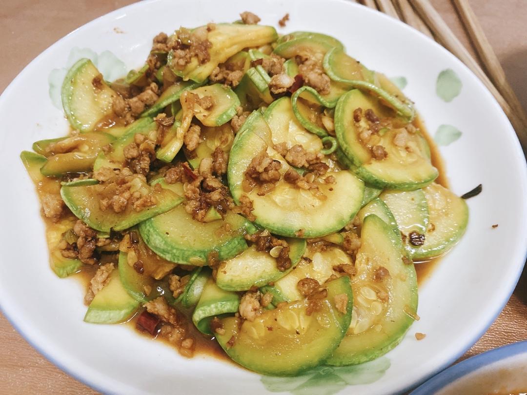 〈西葫芦炒肉〉，家庭菜。欣小厨 😉