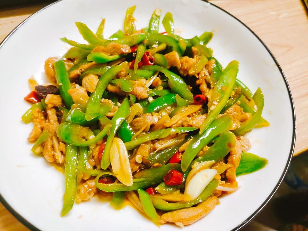 经典的家常菜，青椒炒肉丝，简单的食材也能做出如此美味
