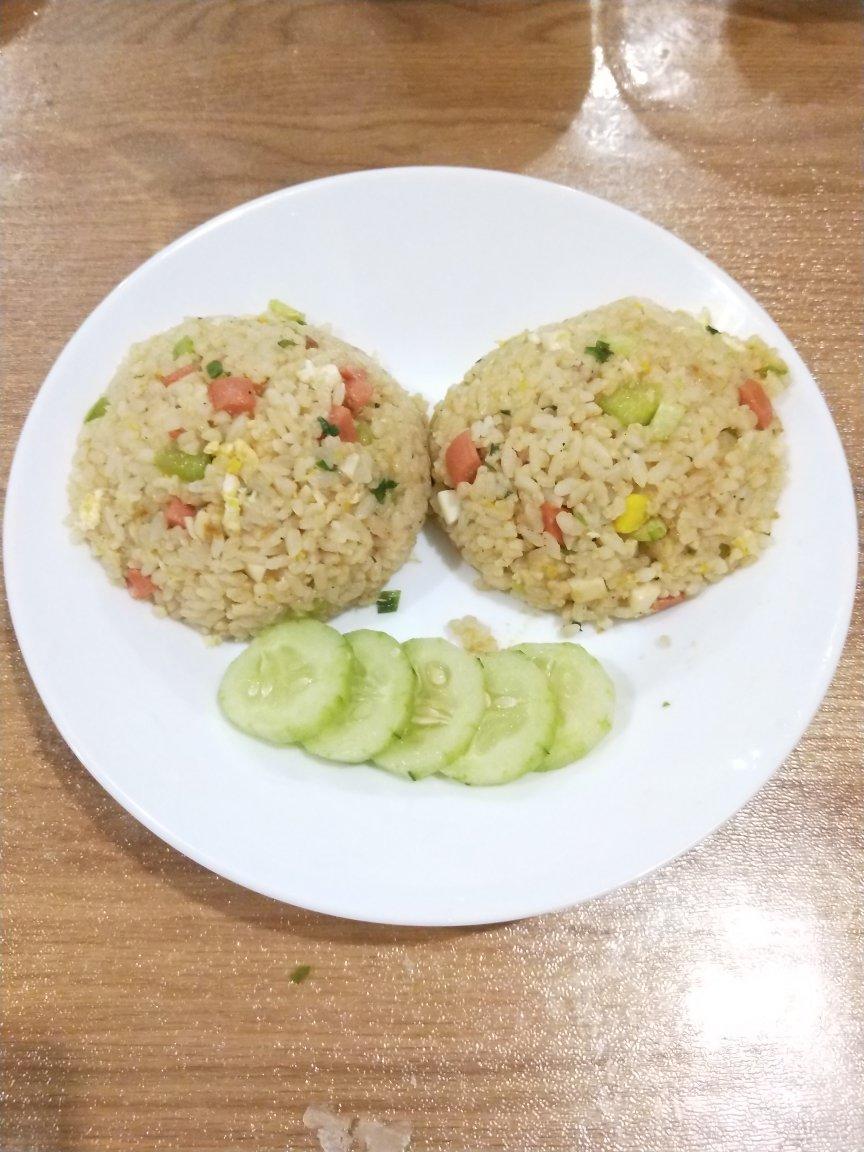 青豆玉米黄瓜胡萝卜火腿肠鸡蛋炒饭
