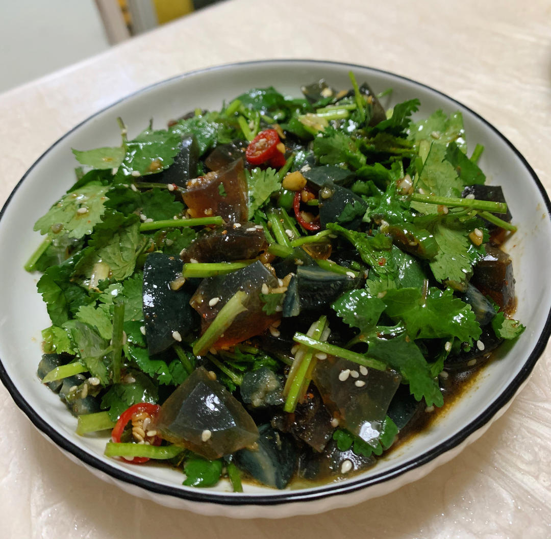 皮蛋的神仙吃法❗️好吃到爆的香菜拌皮蛋