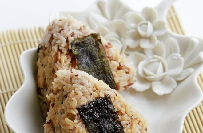 吞拿鱼饭团 Tuna Onigiri的做法