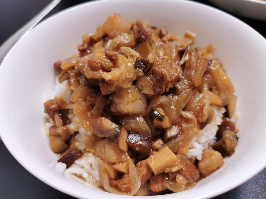 洋葱酥卤肉饭