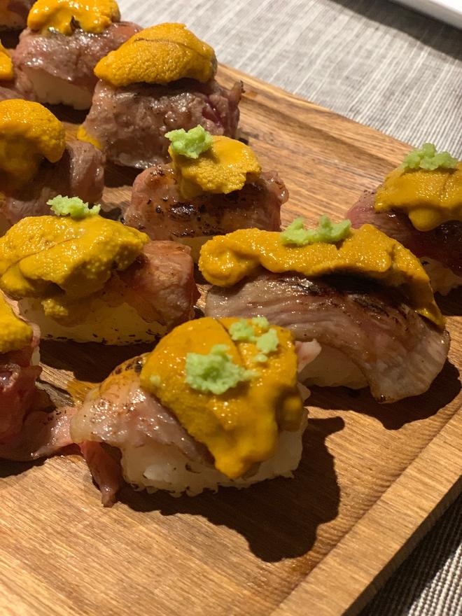舌尖上融化的美味：海胆和牛寿司的做法