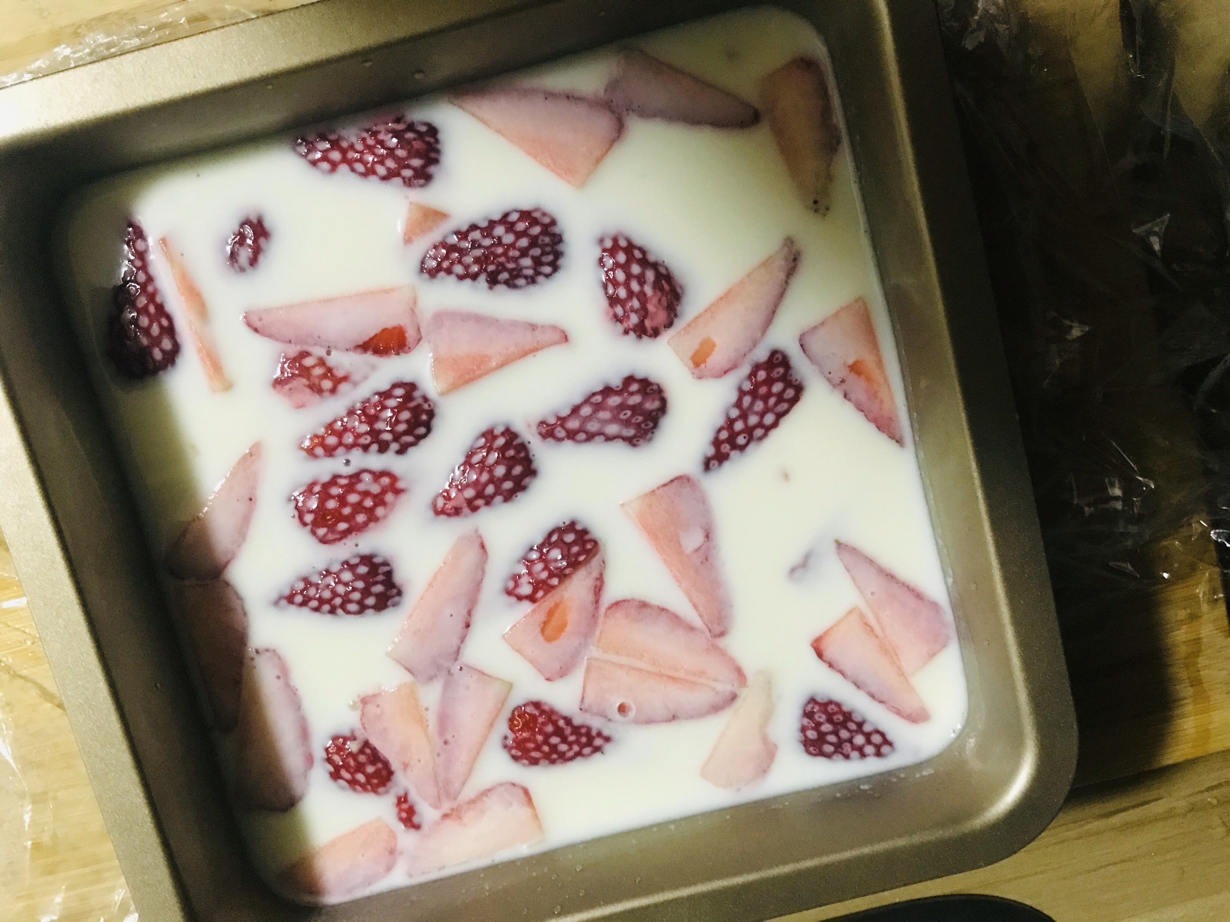 凉凉的草莓🍓果冻双皮奶口感果冻超简单的做法
