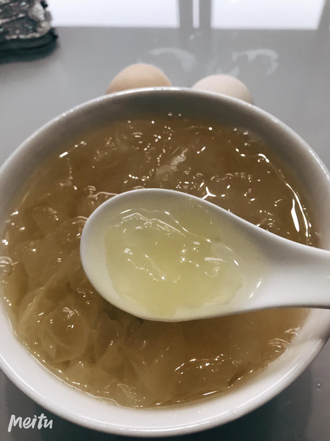 燕窝功效的冰糖炖银耳