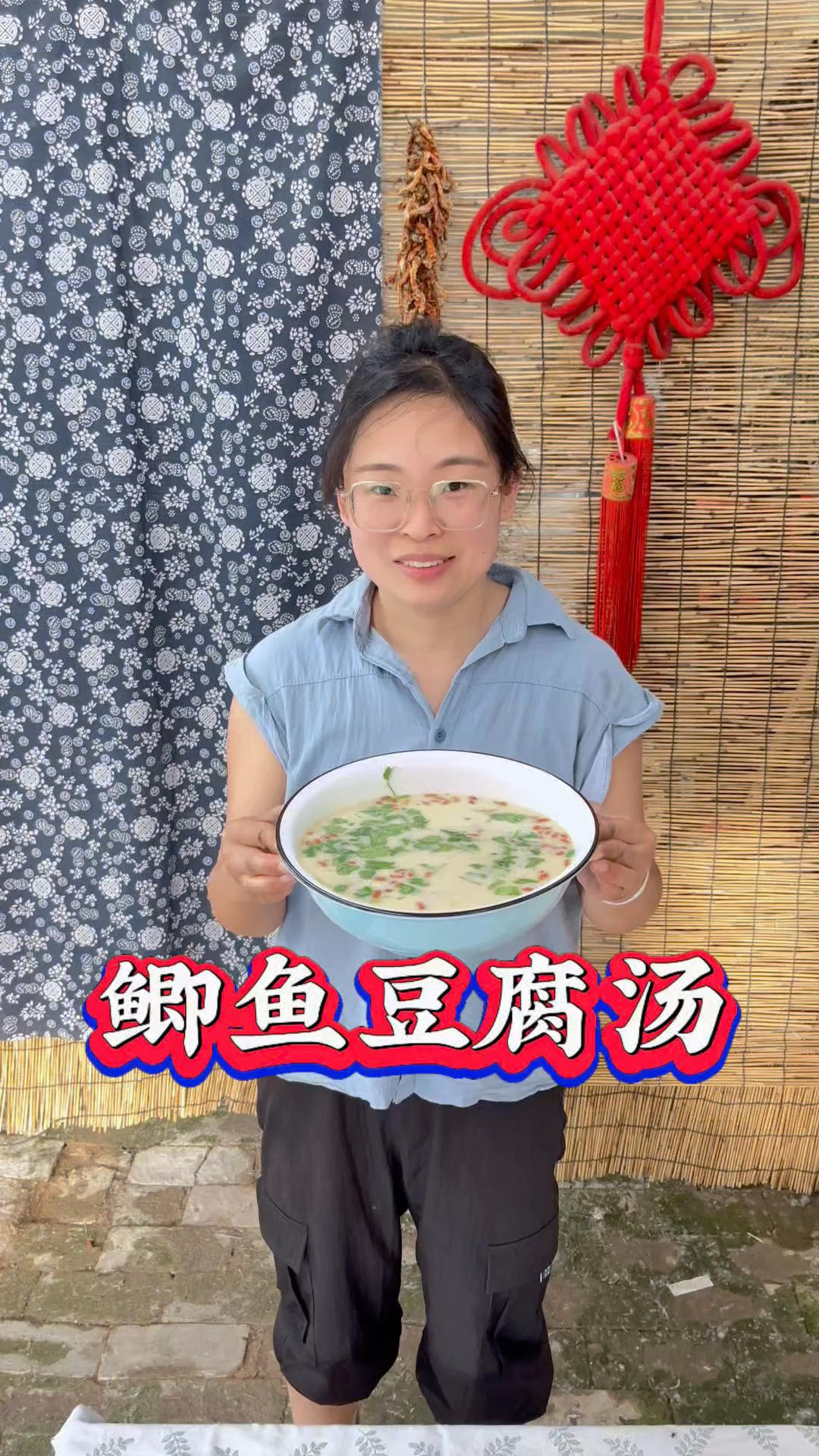 河边收获的小鲫鱼，和豆腐慢煨出纯粹鲜香，一碗热汤下肚太舒坦了，烟火人间，平淡三餐，皆是触手可及的温暖与幸福！