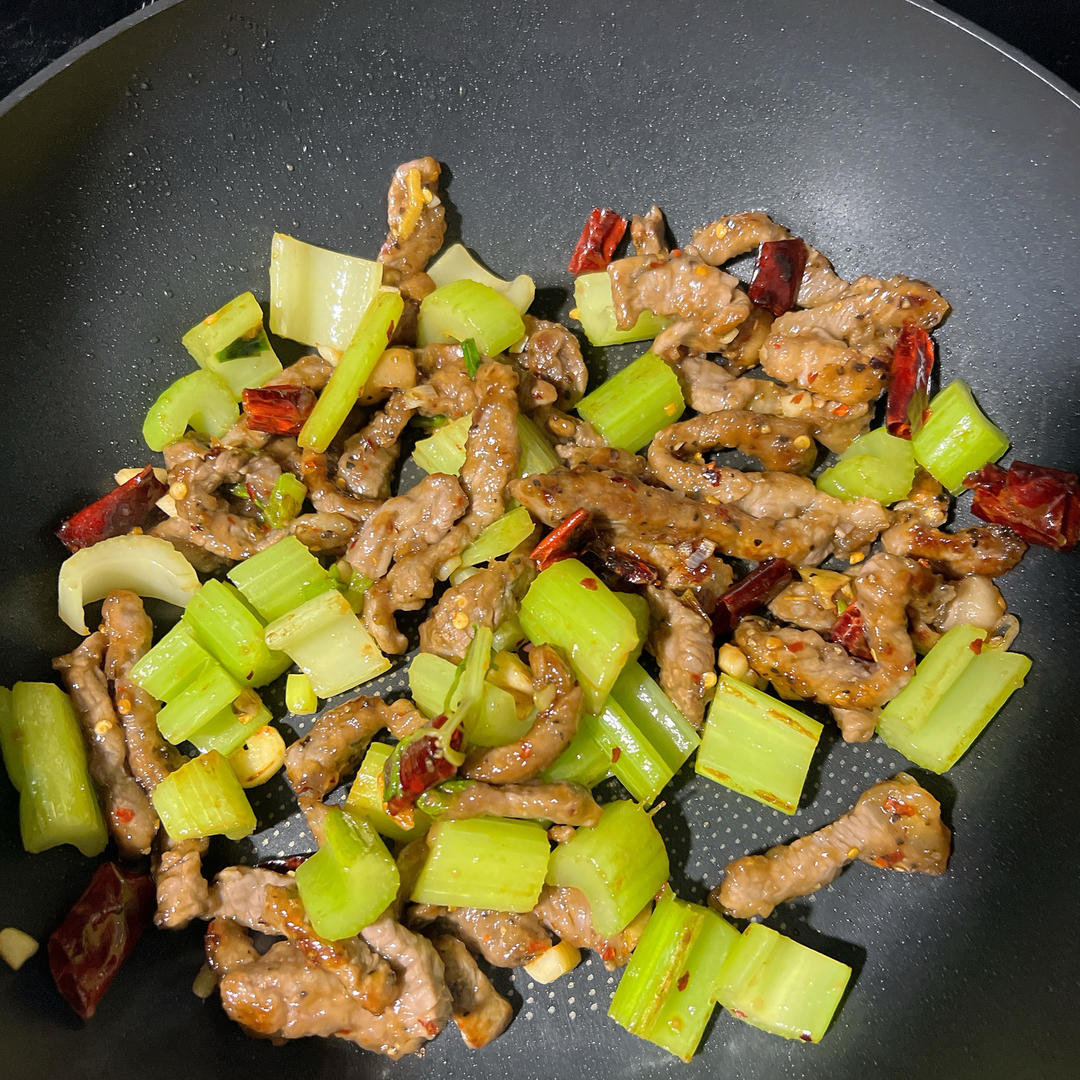 下饭神器又来了，试试这道芹菜炒牛肉！！